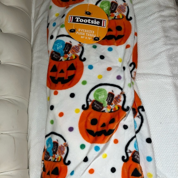 Pumpkin Full of Tootsie Candy -Oversized Plush Throw Blanket -60x70 in -White - Picture 7 of 7